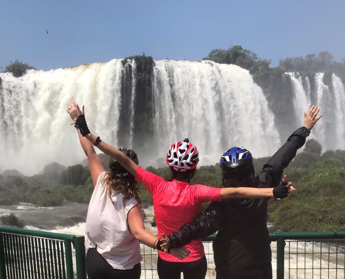 grupo-de-tres mulheres-comemorando-a-chegada-nas-cataratas-do-iguaçu